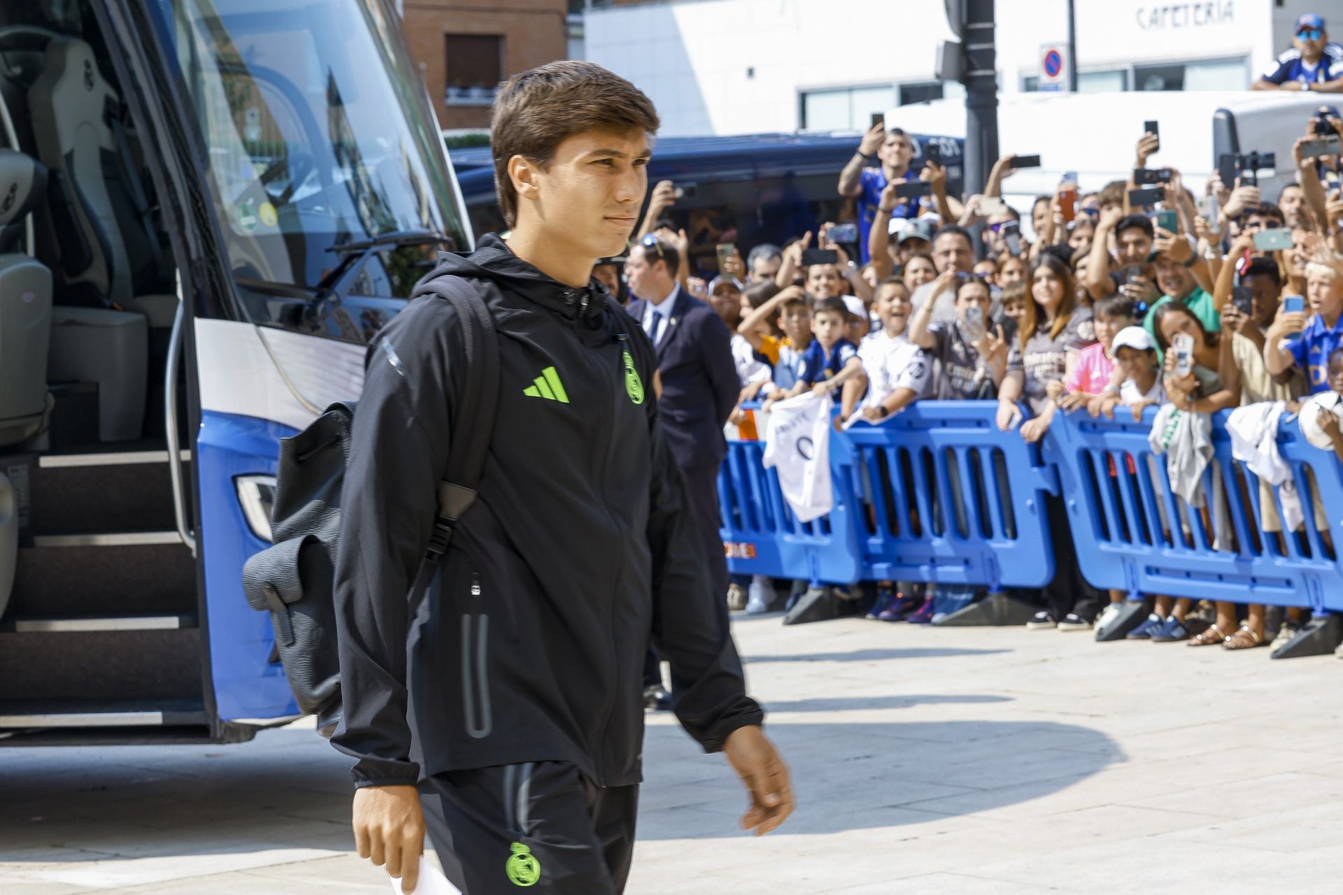 El Real Madrid llega a Oviedo arropado por numerosos fans: las fotos del momento