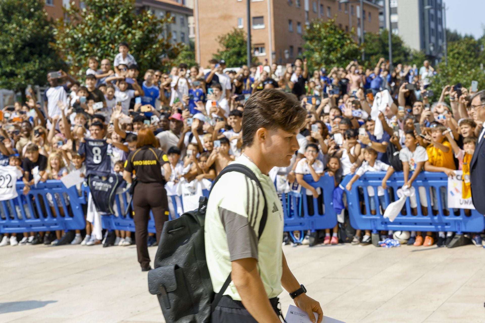 El Real Madrid llega a Oviedo arropado por numerosos fans: las fotos del momento