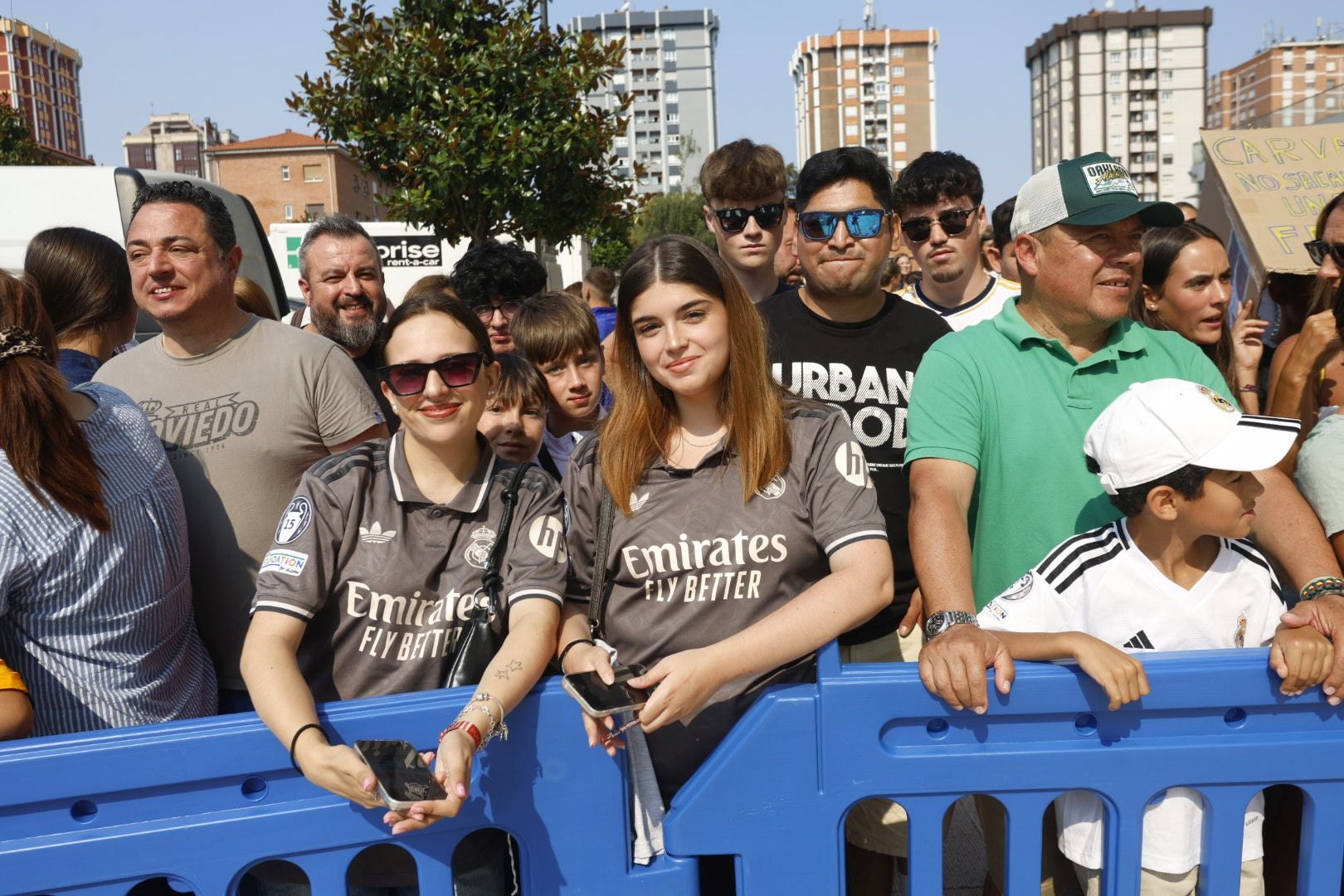 El Real Madrid llega a Oviedo arropado por numerosos fans: las fotos del momento