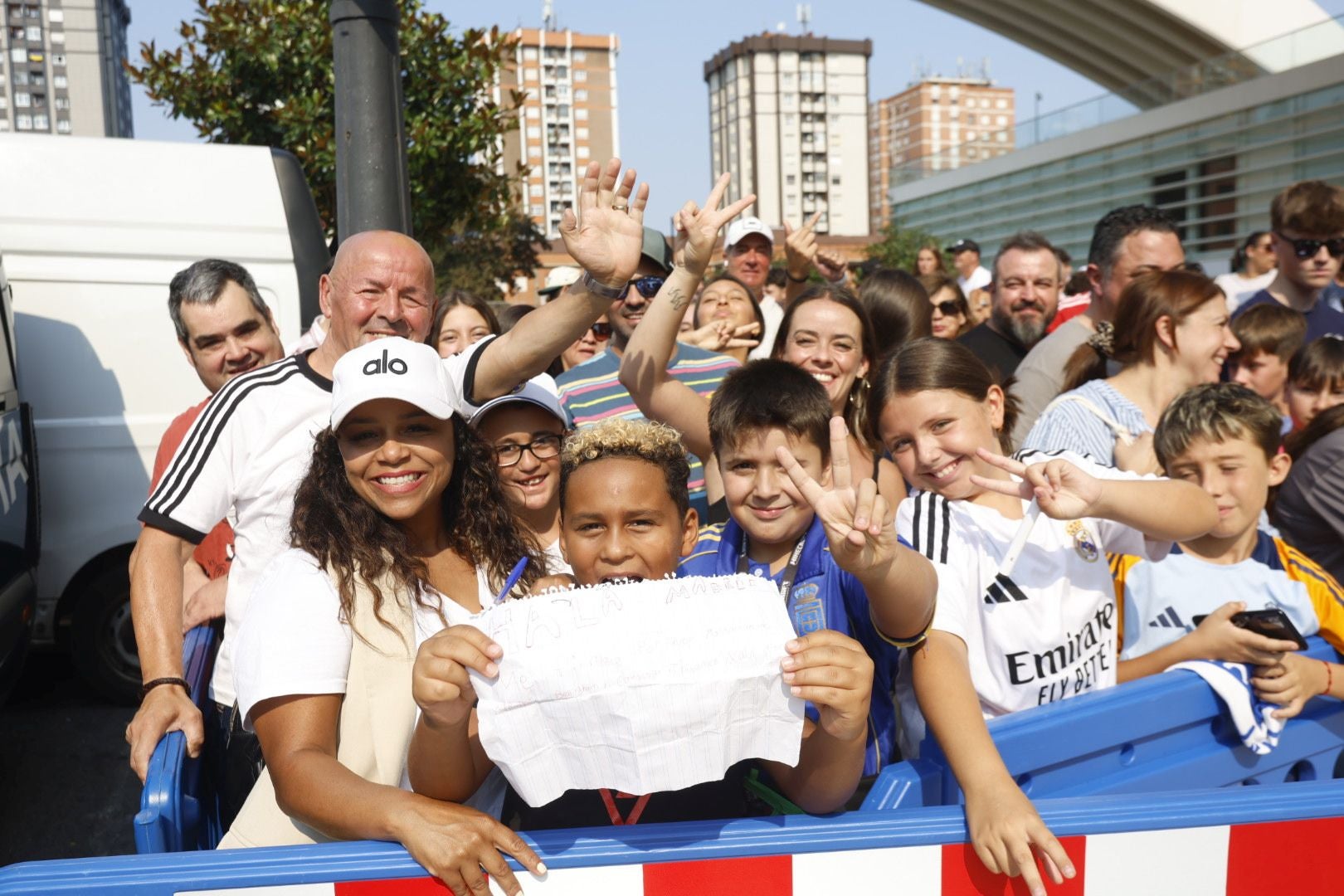 El Real Madrid llega a Oviedo arropado por numerosos fans: las fotos del momento
