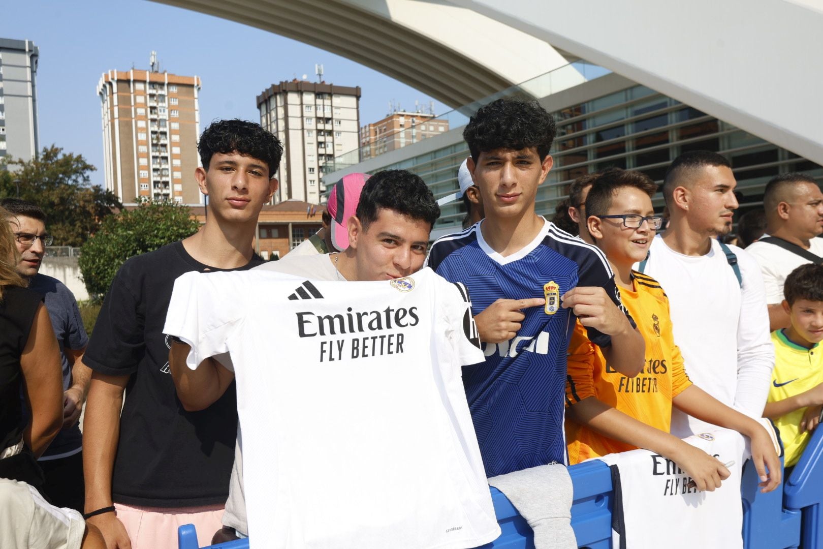 El Real Madrid llega a Oviedo arropado por numerosos fans: las fotos del momento