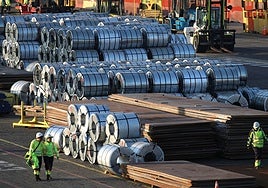 Bobinas de acero, almacenadas en un puerto de Chile.