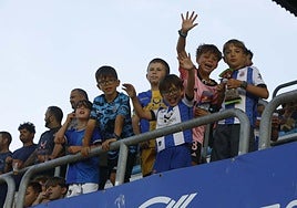 El rejuvenecimiento de la grada, uno de los éxitos del Real Avilés de Diego Baeza.