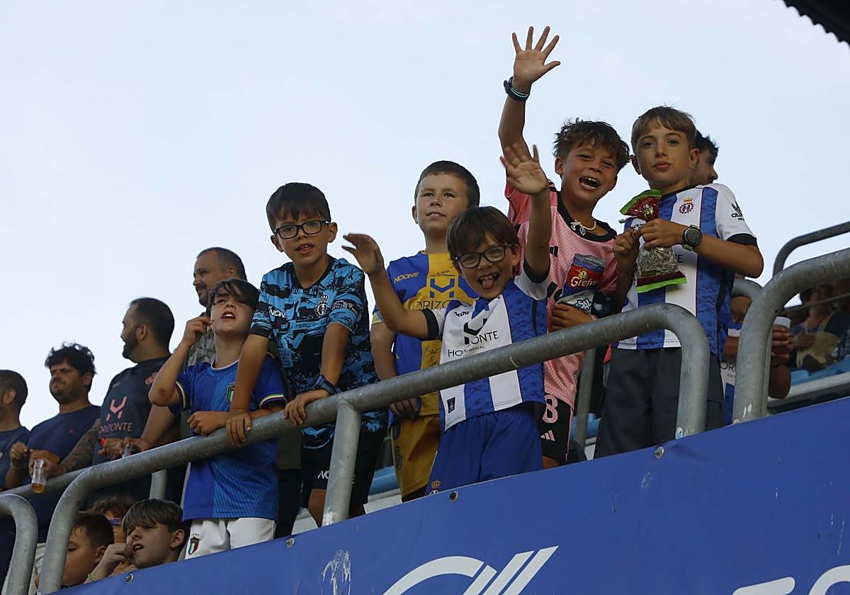 El rejuvenecimiento de la grada, uno de los éxitos del Real Avilés de Diego Baeza.