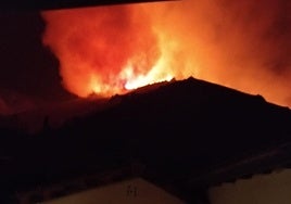Las cumbres en llamas junto a Genestoso, la noche anterior.