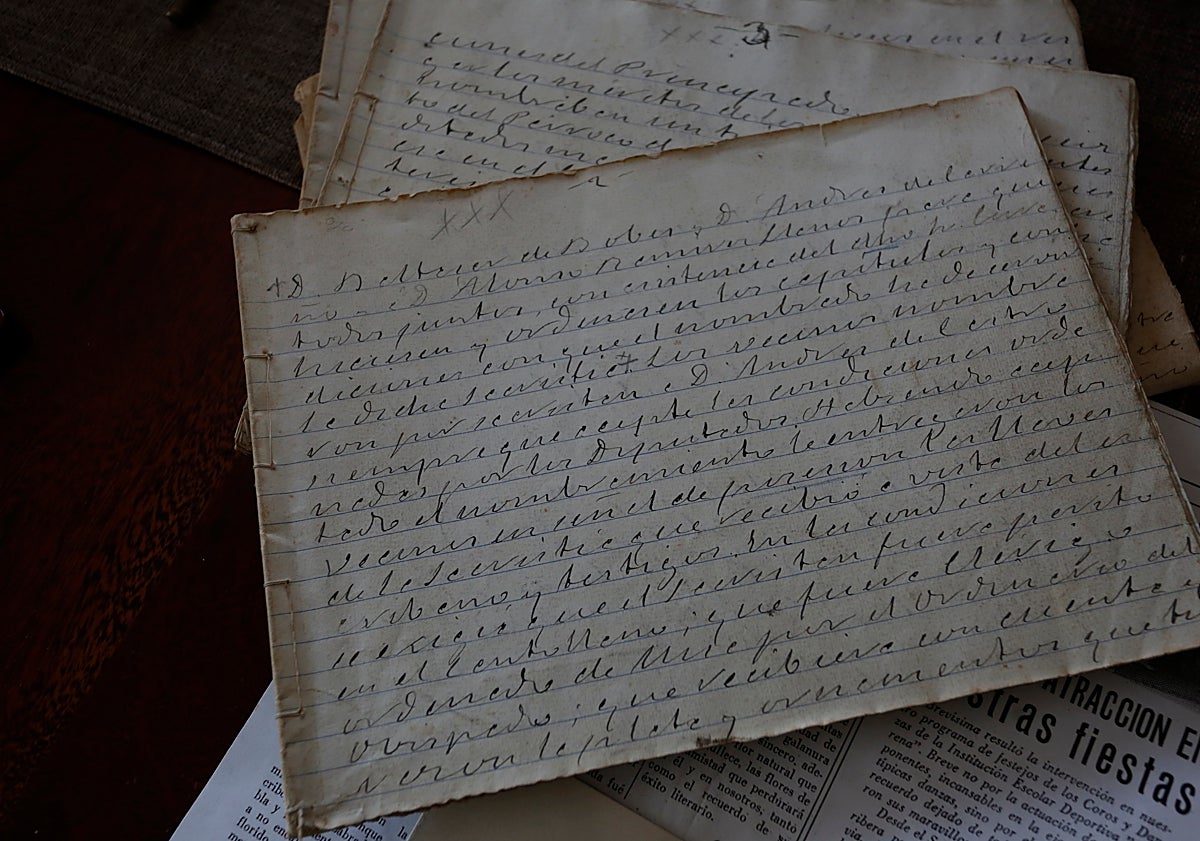 Imagen principal - Reloj de bolsillo, postal gijonesa de 1888 y manuscrito del primer libro de Víctor Labrada.