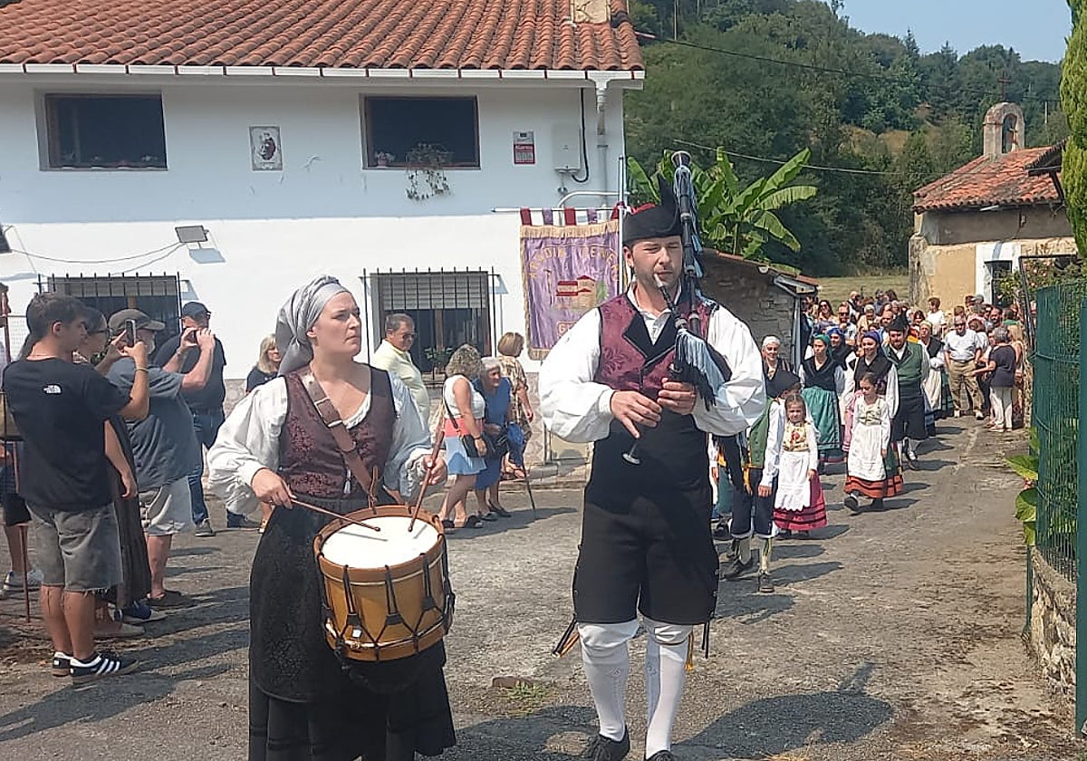 Miembros de El Turruxón encabezan la comitiva festiva desde la capilla de San Roque de Fontaciera hasta el prau de la fiesta.