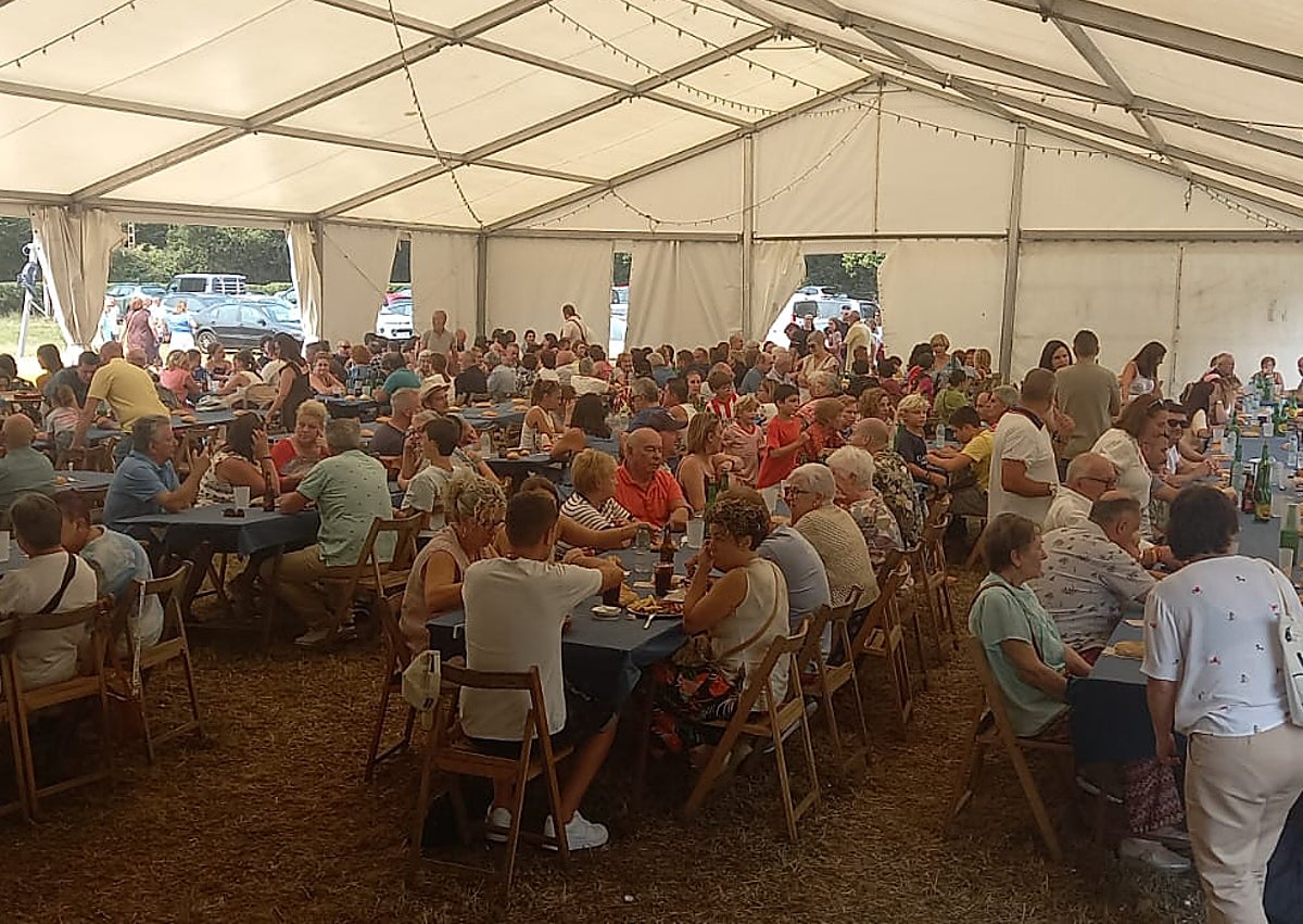 Imagen secundaria 1 - Pedro Gil, con su fabada. En las imágenes superiores, la carpa animada durante la comida.