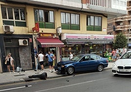El coche accidentado en la avenida de la Costa, con la farola derribada