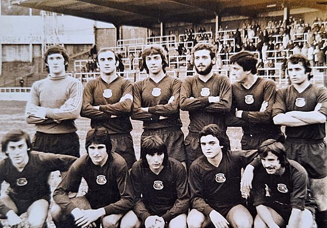 Ensidesa en 1977. Arriba: Camuel, Vallina, Esteban, Félix, Quico y Miguel Ángel. Abajo: Antolín, Cuenca, Juanjo Rúa y Javi.