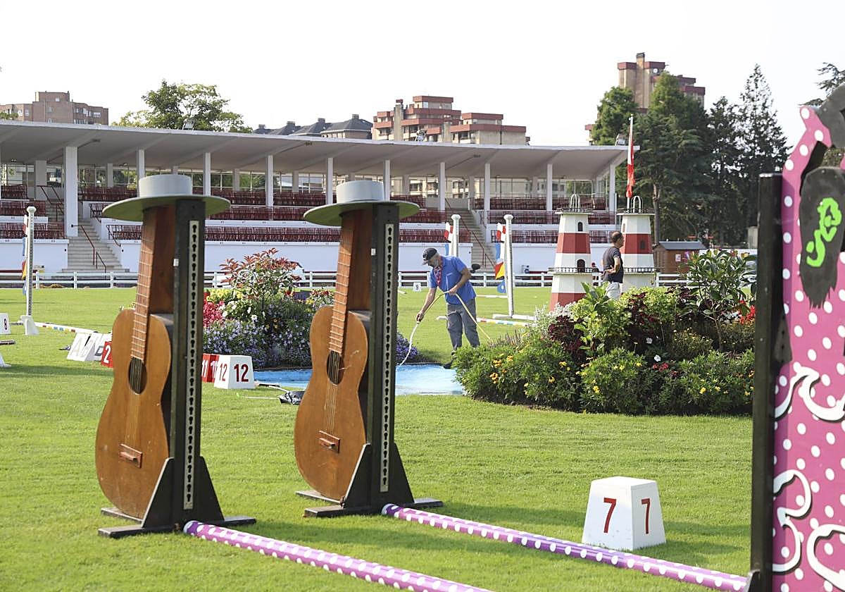 Los técnicos y empleados pulían ayer los últimos detalles para que esté todo listo para que comience el Concurso Hípico Internacional de Gijón.