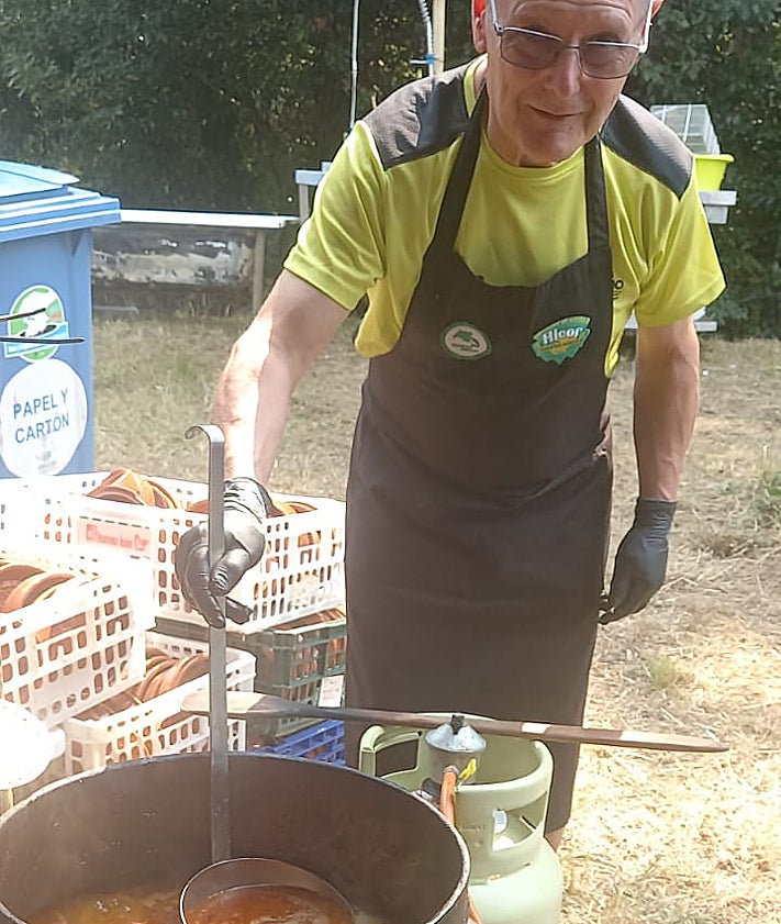 Imagen secundaria 2 - Pedro Gil, con su fabada. En las imágenes superiores, la carpa animada durante la comida.