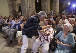 Pipo Prendes se acerco al grupo de 'cigarreres' de Tabacalera visiblemente emocionadas.