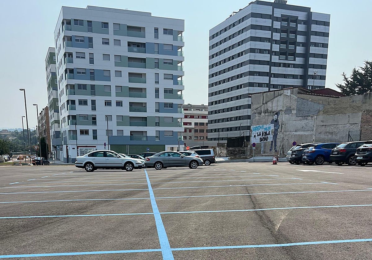 Nuevo aparcamiento disuasorio de La Pola, en el extremo de Florencio Rodríguez, junto al auditorio, pintado ya con las líneas azules.
