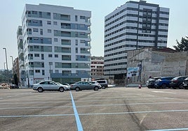 Nuevo aparcamiento disuasorio de La Pola, en el extremo de Florencio Rodríguez, junto al auditorio, pintado ya con las líneas azules.