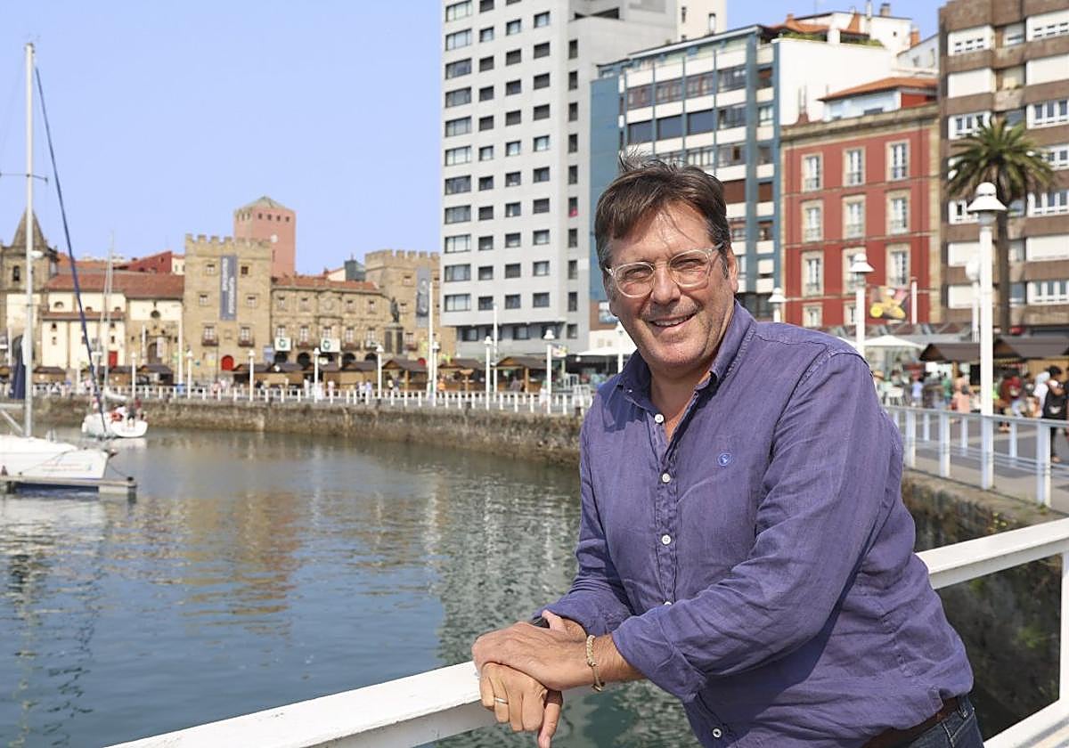 Juan Arribas posa en el puerto deportivo de Gijón.