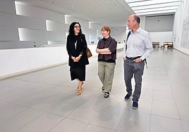 La consejera de Cultura, Vanessa Gutiérrez; la directora de Laboral Centro de Arte, Semíramis González; y el director general de Patrimonio, Pablo León.