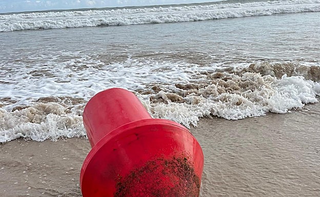 Boya de posición arrastrada por el oleaje a la orilla de San Lorenzo.