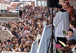 El cardenal Artime, esta Semana Santa, en Luanco.