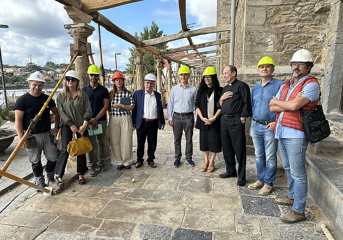 Vanessa Gutiérrez, cuarta por la derecha, en la iglesia de Luanco, con el alcalde de Gozón, el director general de Patrimonio Cultural, los arquitectos y representantes de la empresa adjudicataria y de la parroquia.