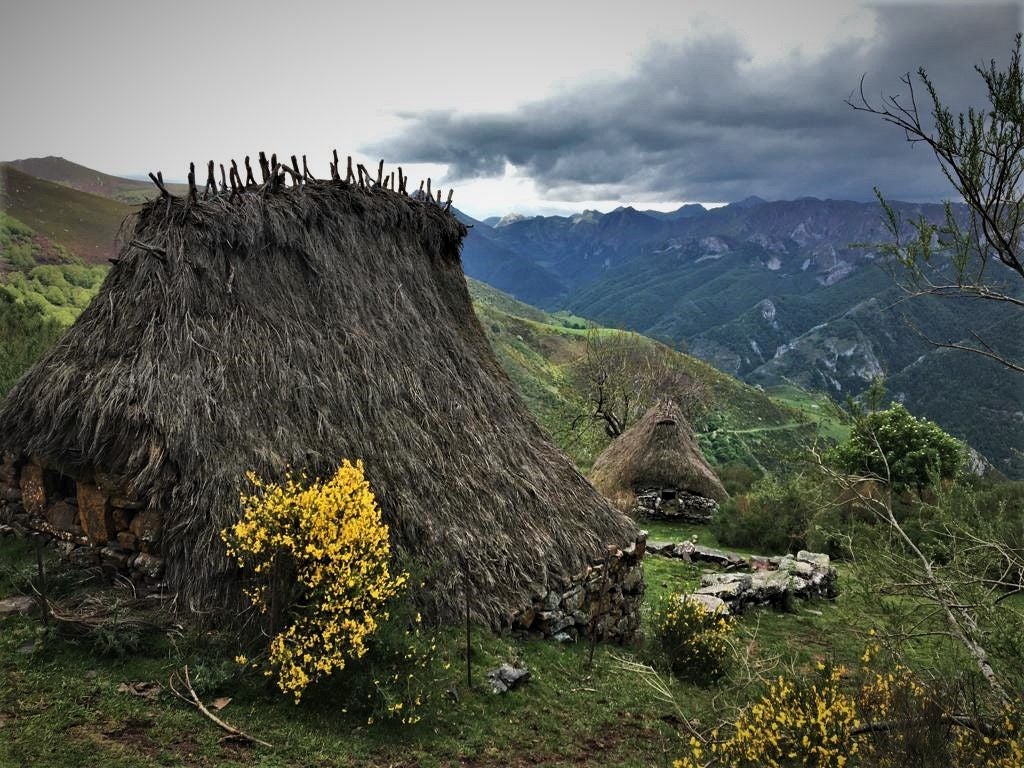Imagen secundaria 1 - El itinerario propuesto para el domingo parte de Saliencia y pasa por la Foz de Los Arroxos, la Braña de La Mesa, el Camín Real y Las Morteras antes de volver al albergue. 