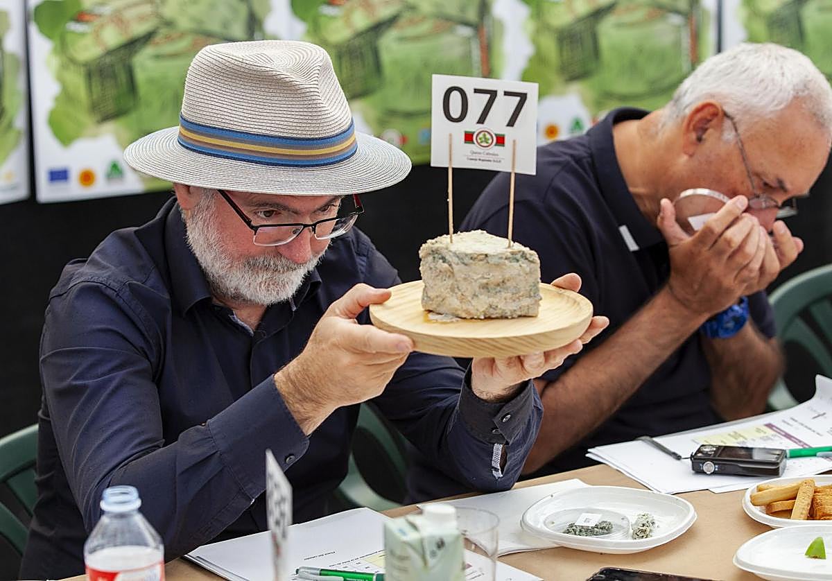 El jurado analiza piezas presentadas a concurso en una pasada edición del Certamen del Queso Cabrales de Arenas.