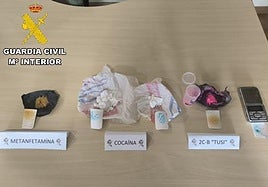 Parte de la droga incautada por la Guradia Civil en Navia.