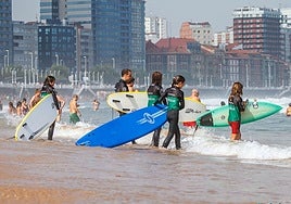 Cada vez son más las personas que viajan a Asturias para surfear o aprender a surfear.