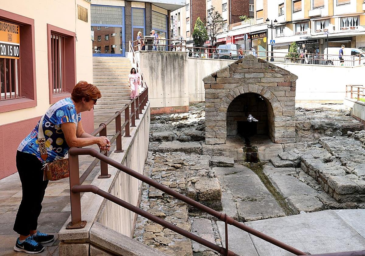 Una mujer observa la fuente de Foncalada, declarada Patrimonio de la Humanidad por la Unesco en 1998.
