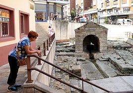 Una mujer observa la fuente de Foncalada, declarada Patrimonio de la Humanidad por la Unesco en 1998.