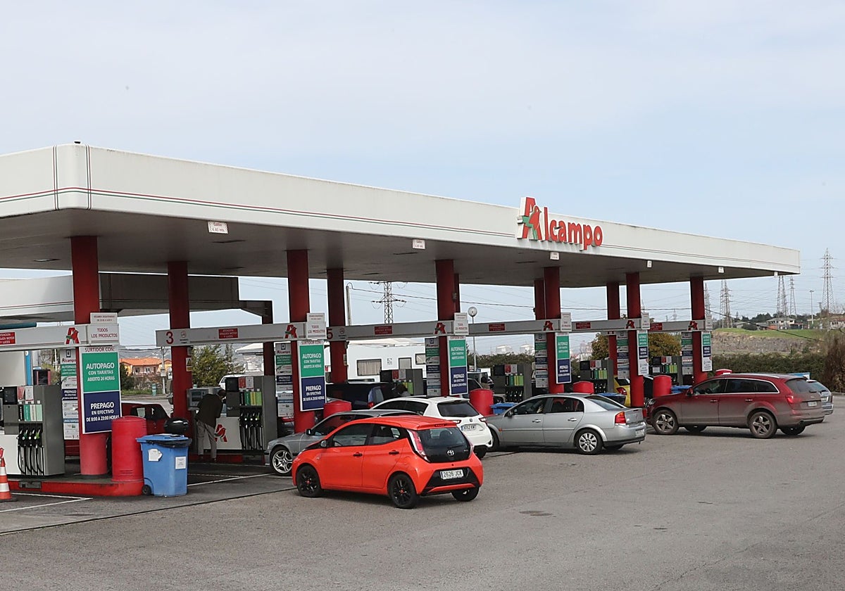 Vehículos hacen cola para repostar en una gasolinera de Gijón.