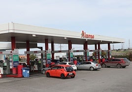 Vehículos hacen cola para repostar en una gasolinera de Gijón.