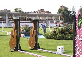 Los técnicos y empleados pulían ayer los últimos detalles para que esté todo listo para que comience el Concurso Hípico Internacional de Gijón.