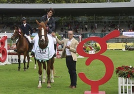 Luis Ortiz recibe el galardón como ganador de la primera prueba del concurso.