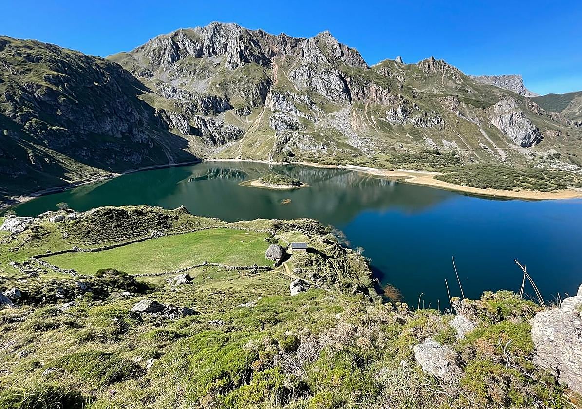 Con partida y regreso en el Albergue de Saliencia el plan para el domingo 31 de agosto es completo: una ruta de media jornada, disfrutar de una buena comida casera tras la caminata y, para rematar, sesión descanso y tardeo en la terraza del albergue montañero.