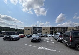 Aparcamiento junto al centro de salud de La Pola, que pasará a estar regulado por la zona azul.