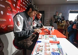 Gelabert y Dubasin, en un acto con niños cambiando cromos. Falta Gaspar.