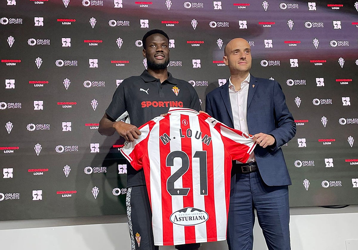 El mediocentro Mamadou Loum, este mediodía, junto a David Guerra.