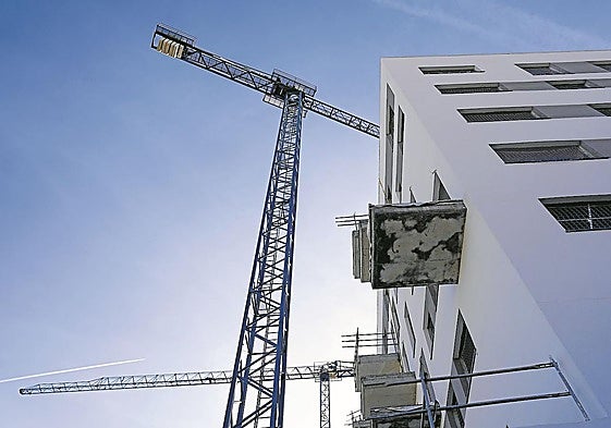 Grúas instaladas para la construcción de un edificio.