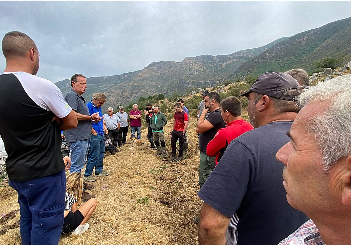 Marcelino Marcos y Belarmino Fernández, consejero y alcalde, durante su reunión con los ganaderos somedanos en la Braña Viecha, en La Pornacal.