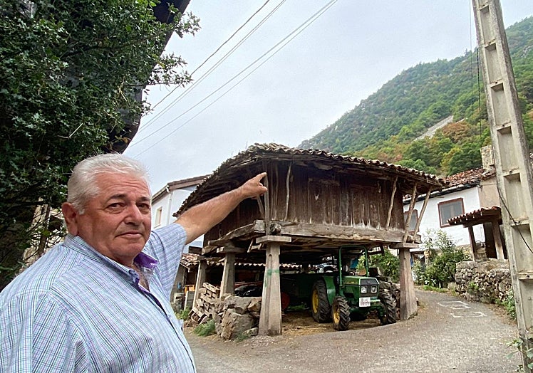 Manuel Rey, de 63 años, señala el bosque de El Carbachón, también conocido como 'Sobre el Chugar', donde los vecinos de Villar de Vildas actuaron para evitar que se quemase.
