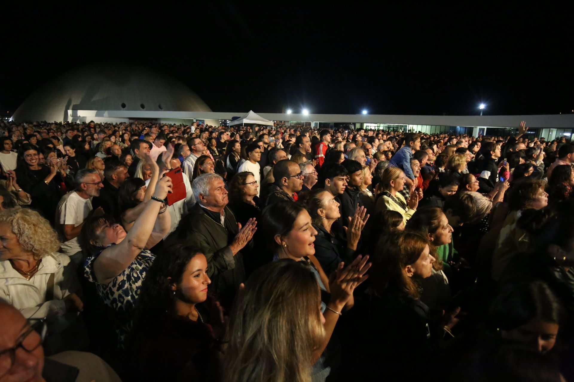 La recompensa de una larga espera: las mejores fotos del concierto de Carlos Baute en Avilés