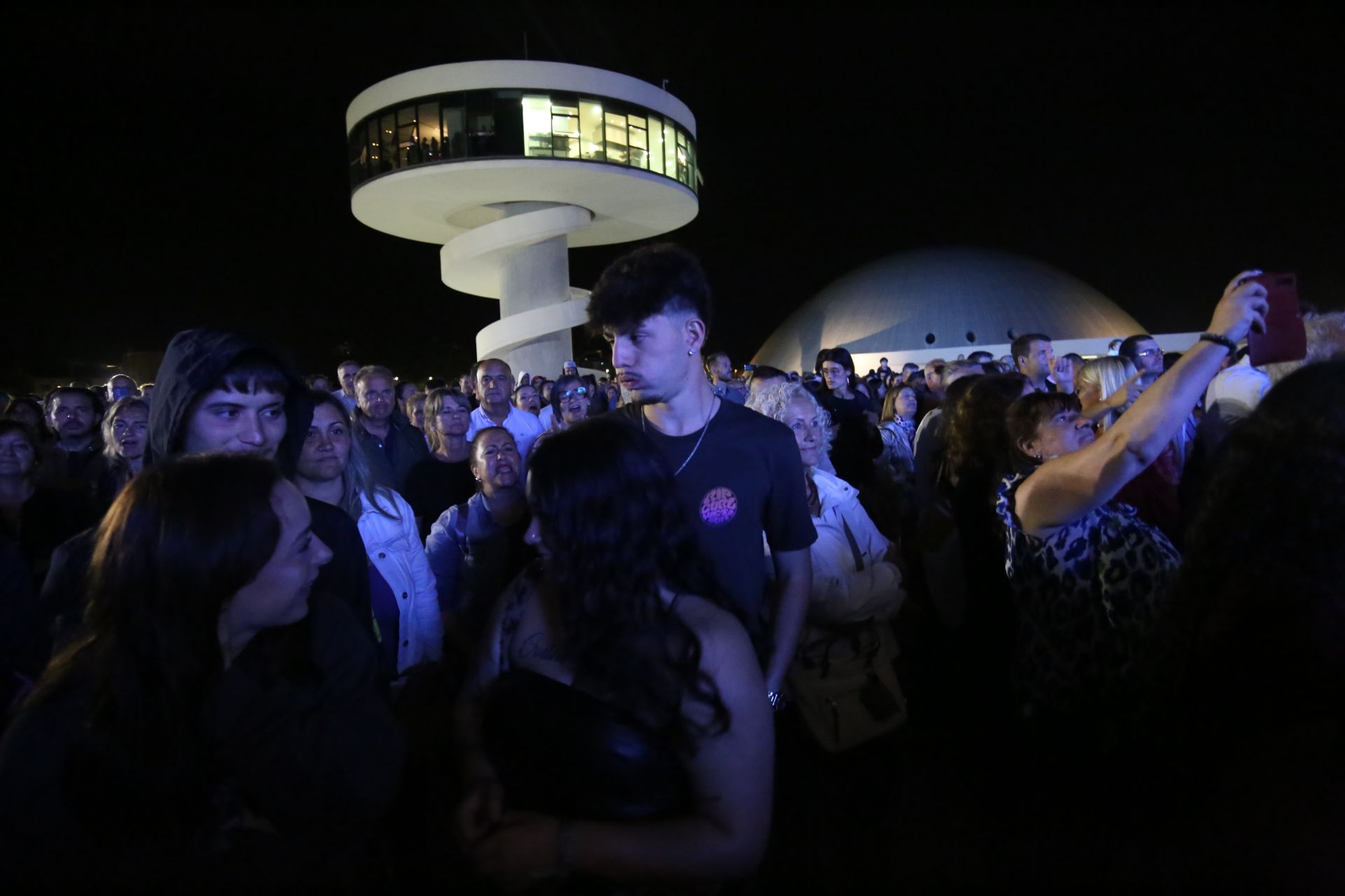 La recompensa de una larga espera: las mejores fotos del concierto de Carlos Baute en Avilés