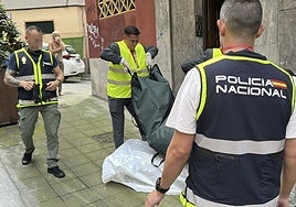 Los servicios funerarios trasladan el cadáver de Susana Sierra en presencia de la Policía Nacional.