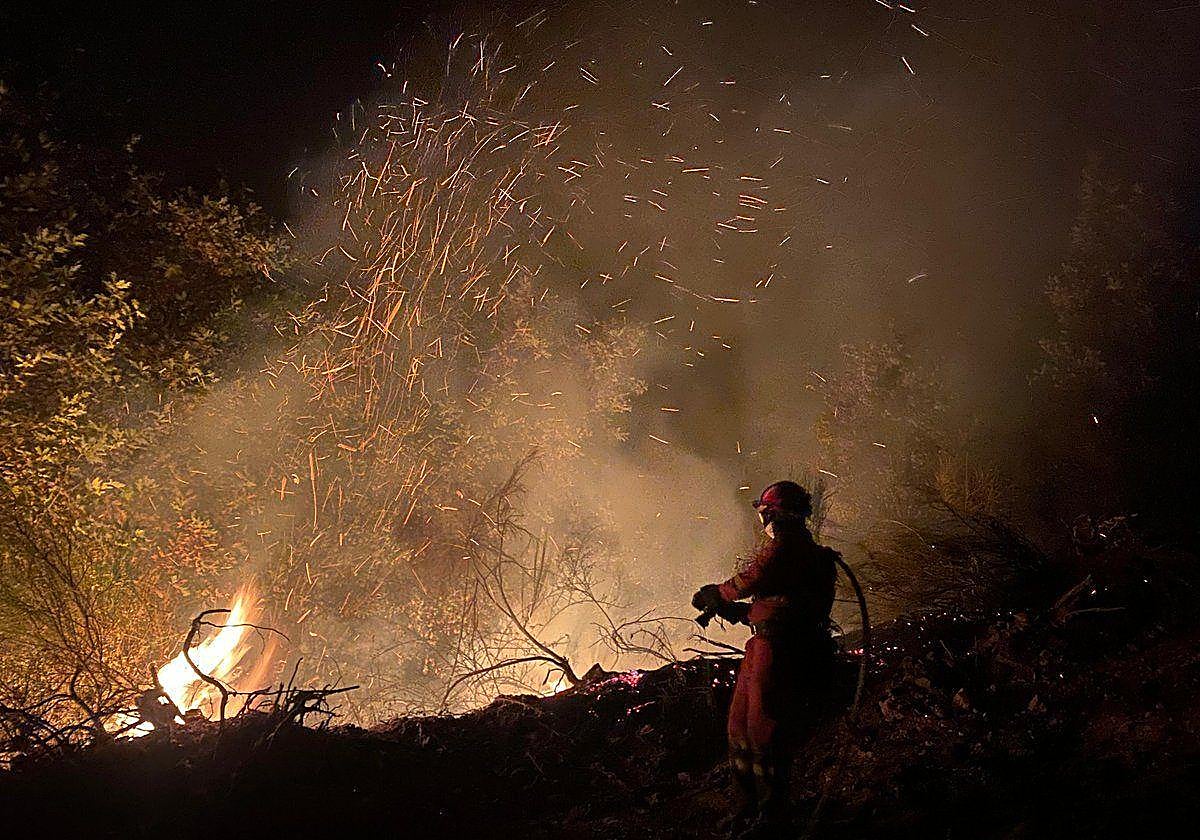 Un efectivo de la UME, en las labores de extinción de uno de los incendios que sufre Asturias.