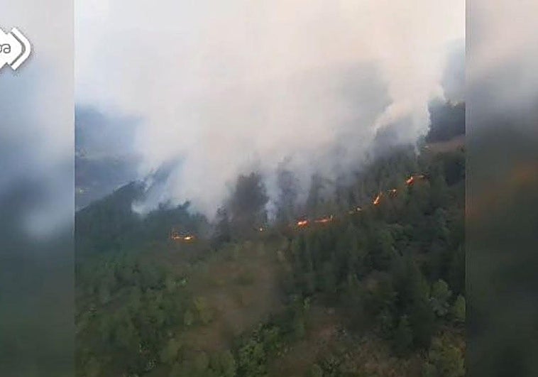 Incendio originado en San Antolín de Ibias y que afecta a varios pueblos del concejo.