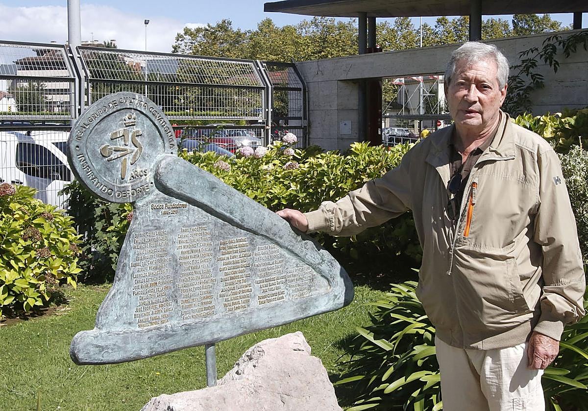 Lisardo Argüelles, en una imagen de archivo, a la entrada del Grupo Covadonga.