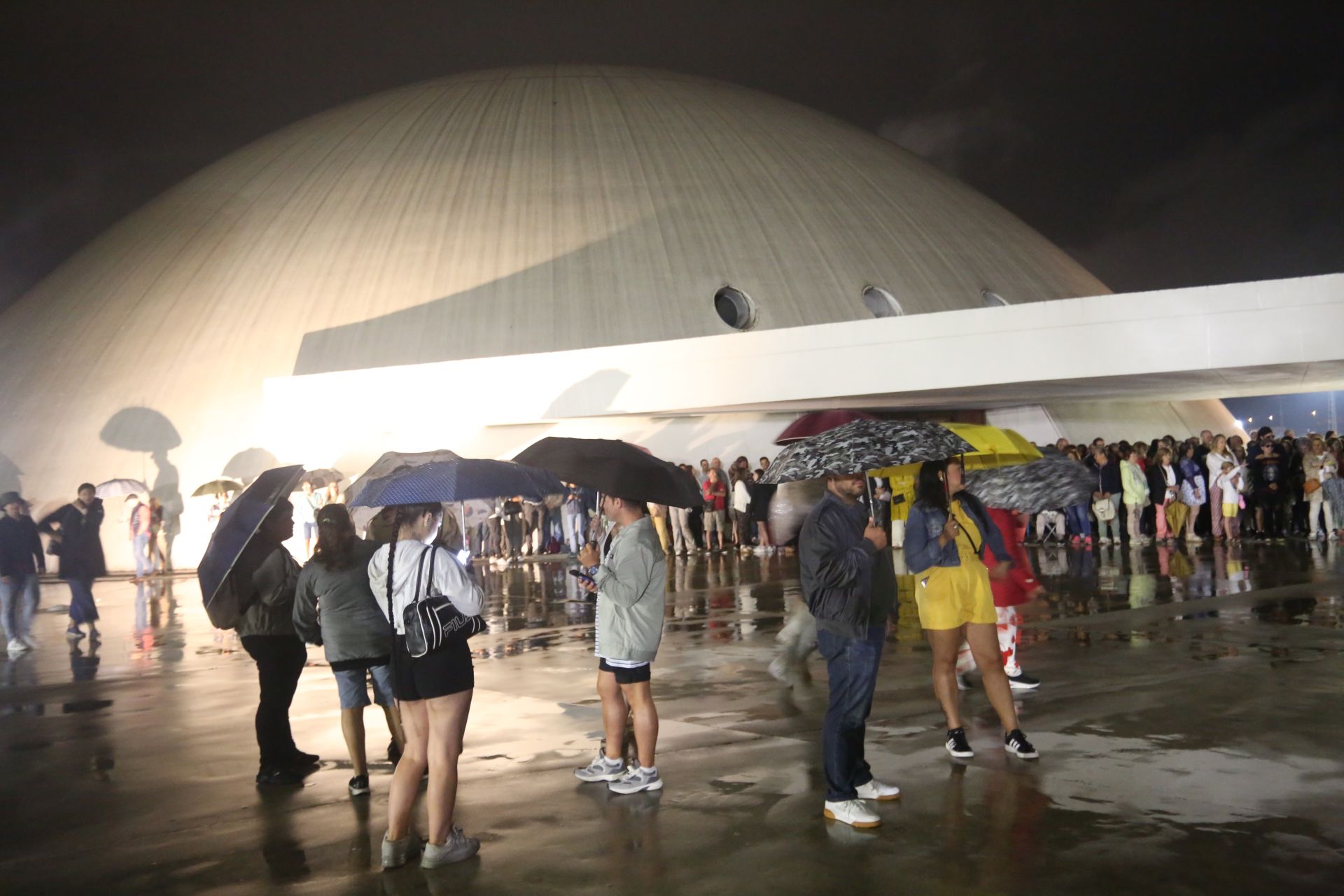 La recompensa de una larga espera: las mejores fotos del concierto de Carlos Baute en Avilés