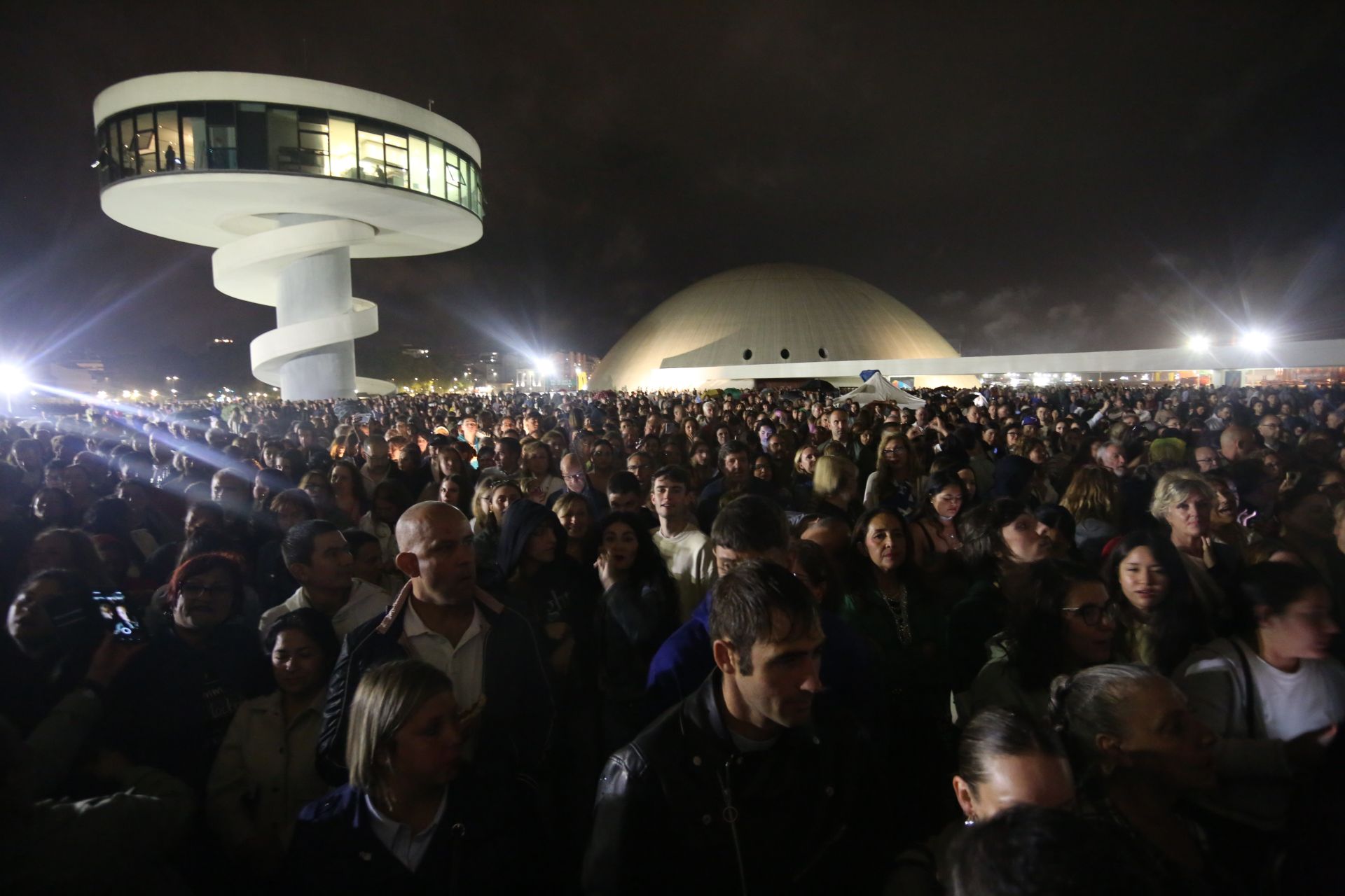 La recompensa de una larga espera: las mejores fotos del concierto de Carlos Baute en Avilés