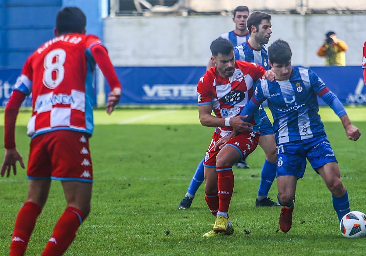 Iván Serrano aguanta el balón en el Real Avilés-Lugo B de la temporada 2022-23 en el Suárez Puerta.